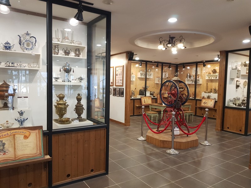 Exhibition hall with samovar display cases