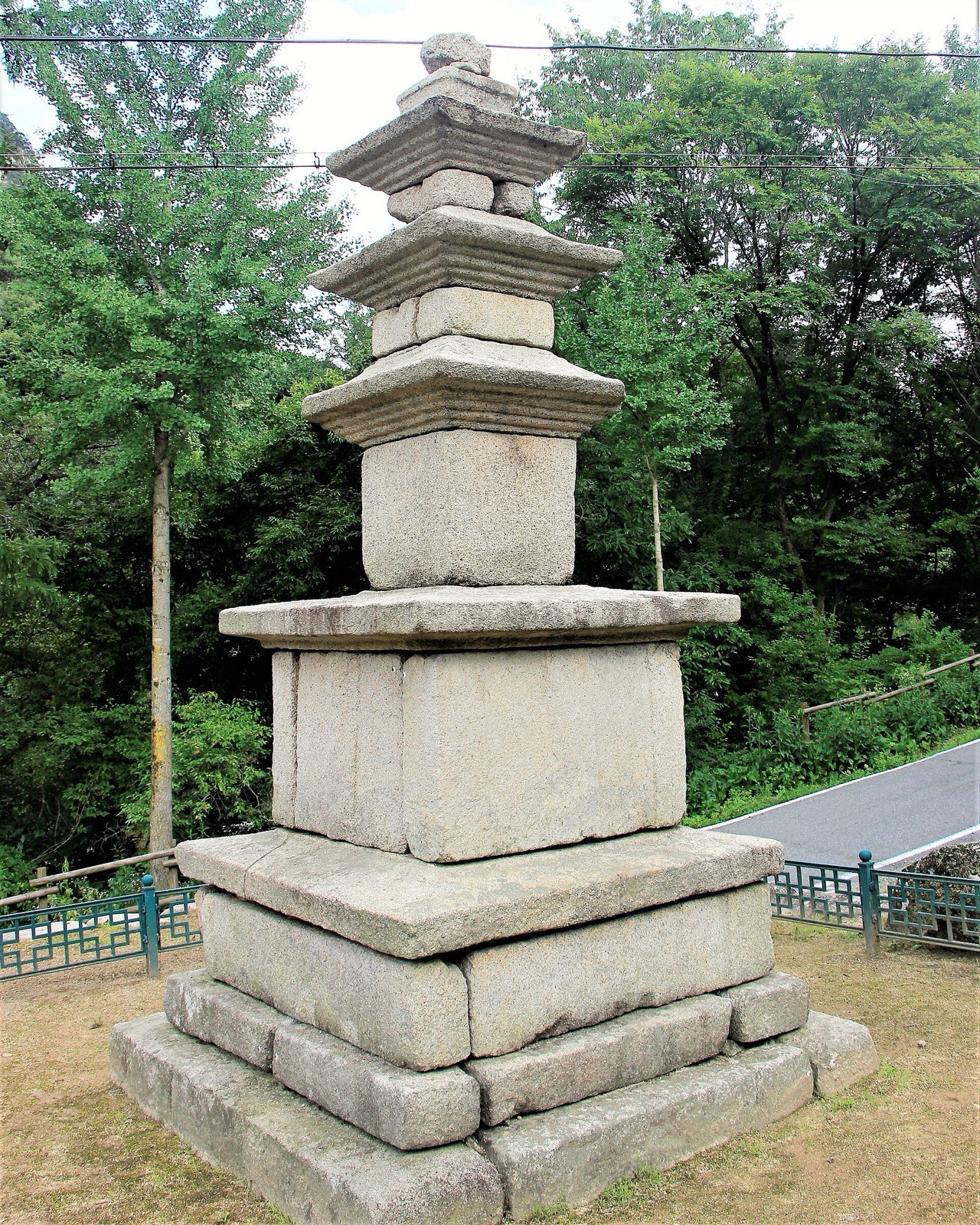 Three-story stone pagoda at Mireukdaewonji