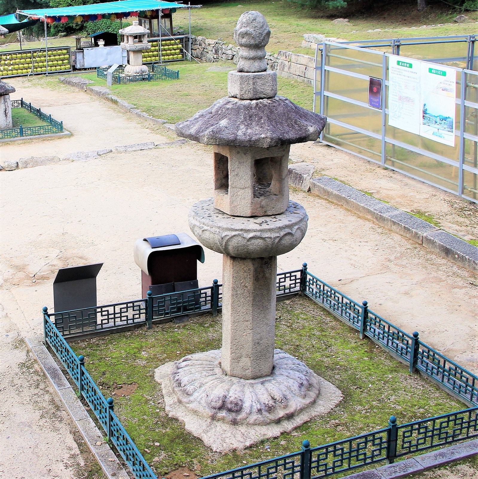 Stone lantern at Mireukdaewonji