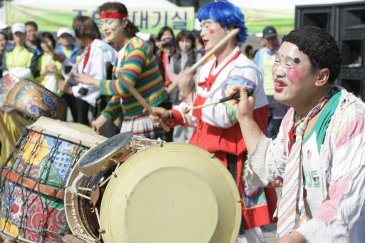 Pumba drummers performing