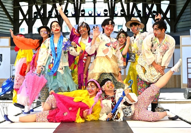 A pumba theatre troupe on stage