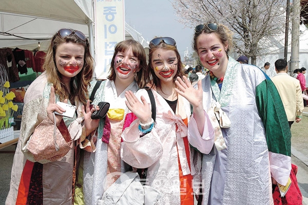 International visitors in pumba face paint and hanbok