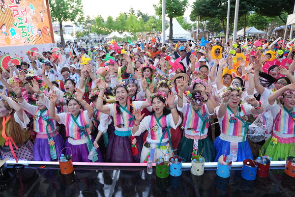 Cheering crowd in colorful hanbok