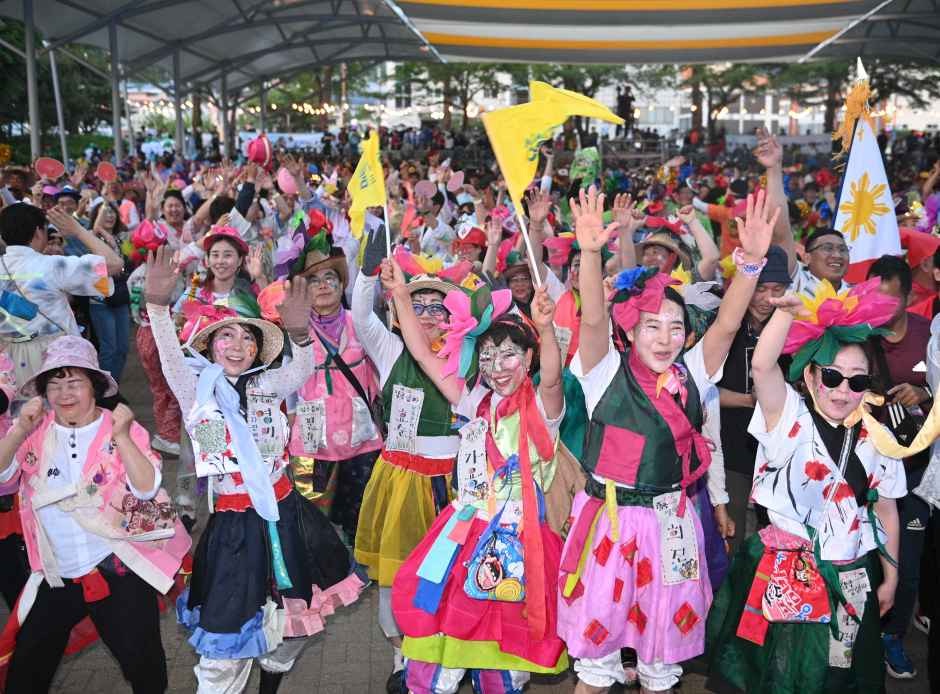 Parade crowd waving at the Pumba Festival
