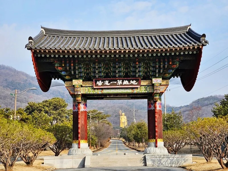 Painted gate of Mitasa with the golden statue in the distance