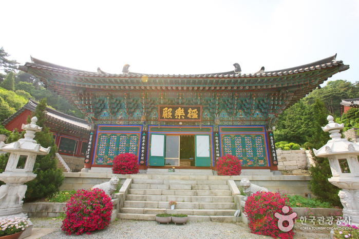 Geungnakjeon hall of Mitasa with flowers