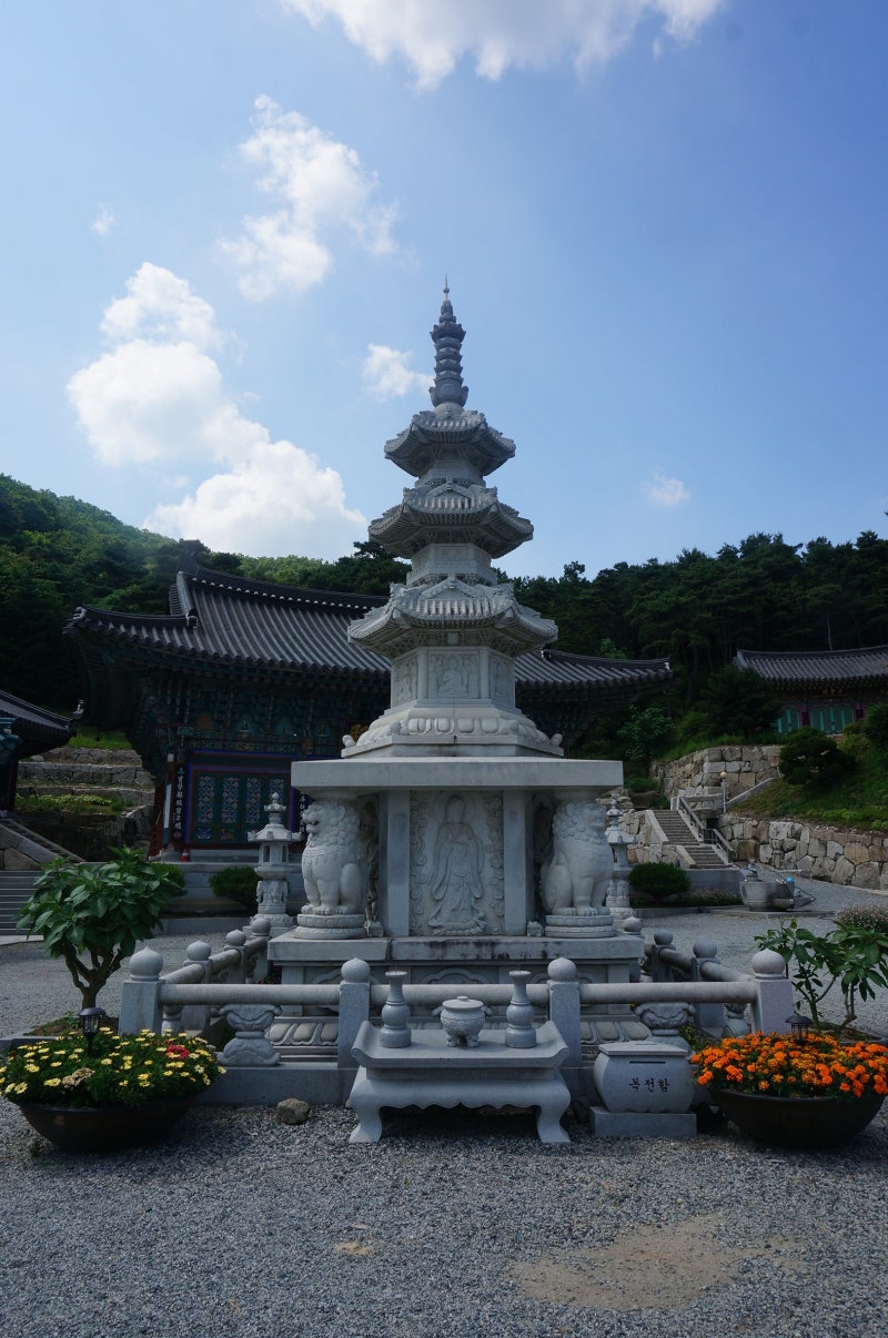 White stone pagoda in the Mitasa courtyard